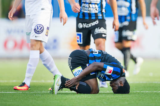 Sirius Kingsley Kofi Sarfo ligger och har ont