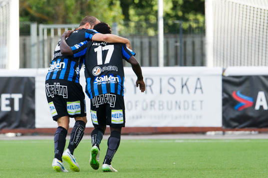 Sirius Karl Larson och Kingsley Kofi Sarfo jublar