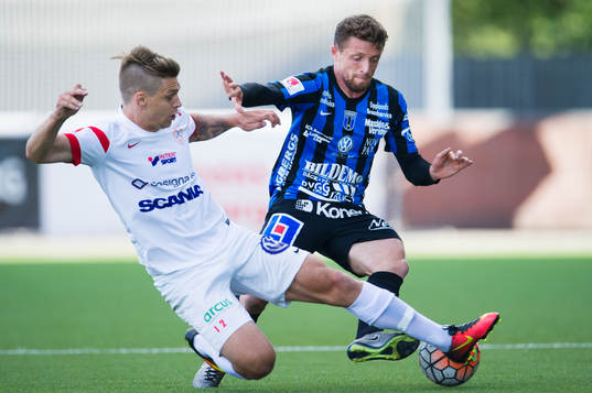 Assyriskas Fredrik Holster och Sirius Kujtim Bala i kamp om