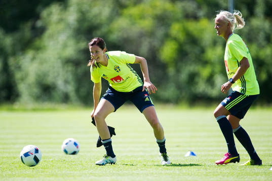 Lotta Schelin och Caroline Seger