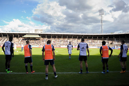 Djurgårdens spelare värmer upp före träningsmatchen i