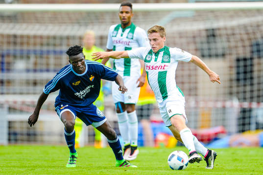 Djurgårdens Michael Olunga och Groningens Ruben Y Jenssen