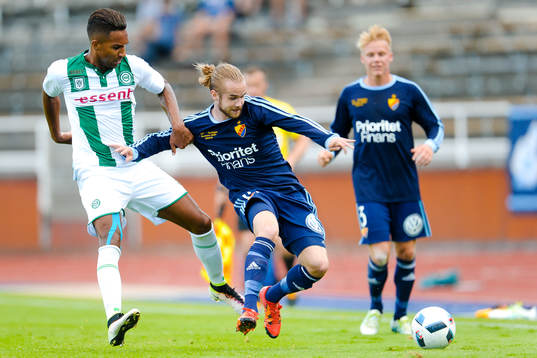 Djurgårdens Daniel Berntsen och Groningens Danny Hoesen