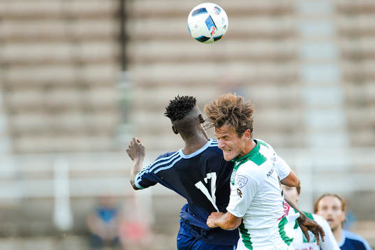 Djurgårdens Michael Olunga och Groningens Etienne Reijnen