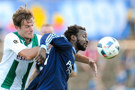 Groningens Etienne Reijnen och Djurgårdens Amadou Jawo