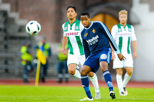 Groningens Tom Hiariej och Djurgårdens Mihlali Mabhuti