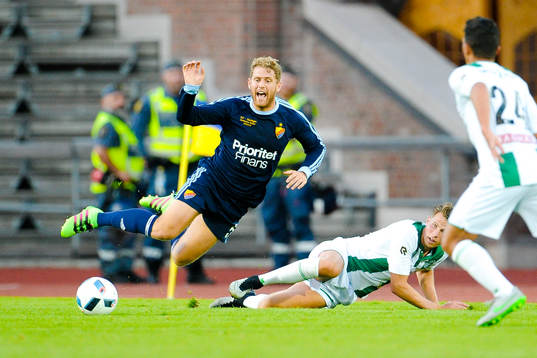 Groningens Hans Hateboer och Djurgårdens Stefan Karlsson i