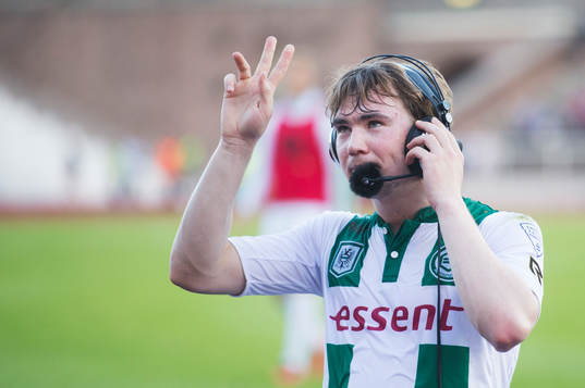 Groningens Simon Tibbling blir intervjuad av Djurgården TV