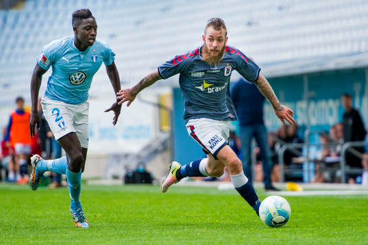 Malmö FFs Pa Konate jagar AGF Aarhus Martin Spelmann