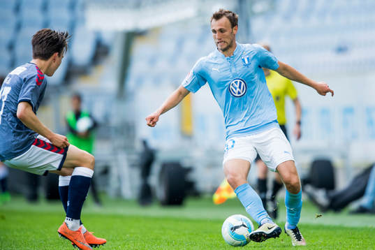 Malmö FFs Magnus Wolff Eikrem utmanar AGF Aarhus Oskar Buur