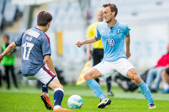 Malmö FFs Magnus Wolff Eikrem utmanar AGF Aarhus Oskar Buur
