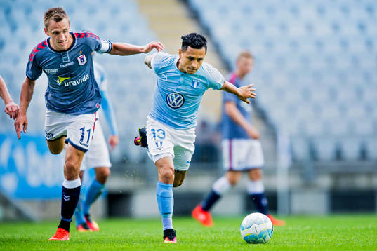 AGF Aarhus Danny Olsen och Malmö FFs Yoshimar Yotún