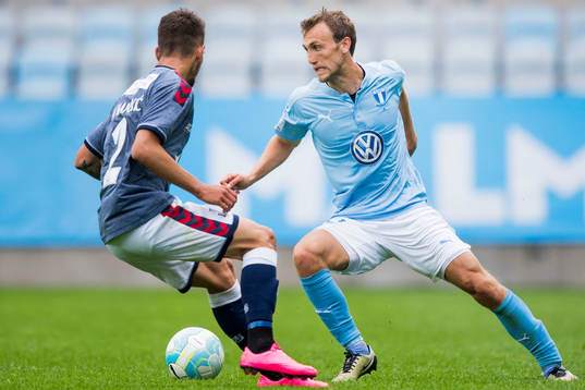 Malmö FFs Magnus Wolff Eikrem bevakas av AGF Aarhus Dino