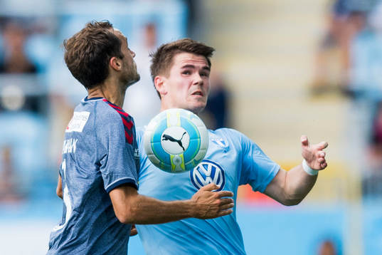 AGF Aarhus Niklas Backman i kamp om bollen med Malmö FFs