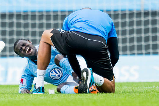 Malmö FFs Enock Kofi Adu får vård av nappant Wilner