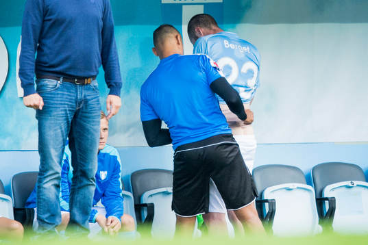 Malmö FFs Jo Inge Berget får ryggen lindad av nappant