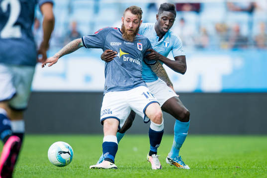 AGF Aarhus Martin Spelmann i kamp om bollen med Malmö FFs