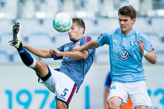 AGF Aarhus Alexander Juel Andersen i kamp om bollen med