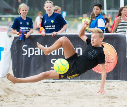 Brassespark i matchen i beachsoccer med IFK Hässleholms