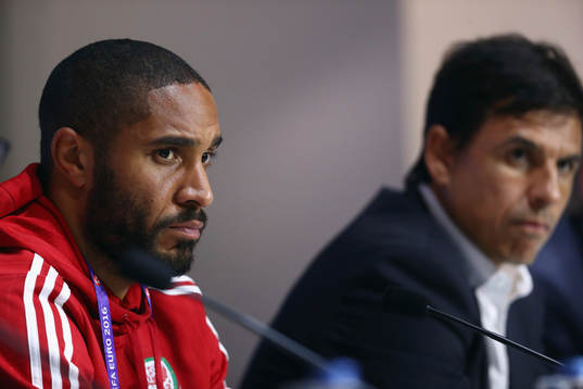 I denna handout-bild från UEFA ses Ashley Williams och