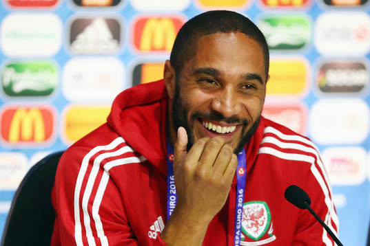 I denna handout-bild från UEFA ses Ashley Williams på