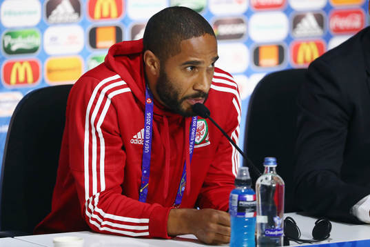 I denna handout-bild från UEFA ses Ashley Williams på
