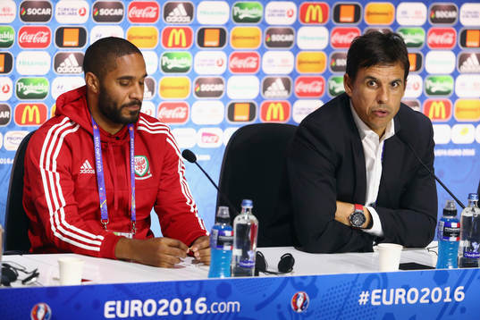 I denna handout-bild från UEFA ses Ashley Williams och