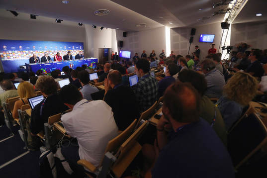 I denna handout-bild från UEFA ses Ashley Williams och