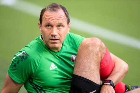 Matchens domare Jonas Eriksson värmer upp  före