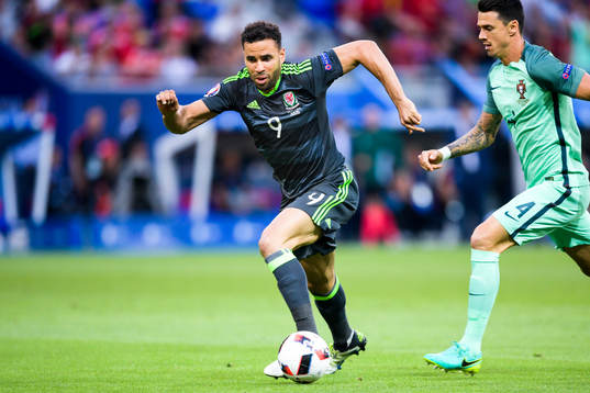 Wales Hal Robson-Kanu och Portugals José Fonte