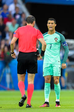 Matchens domare Jonas Eriksson och Portugals Cristiano