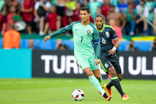 Portugals Cristiano Ronaldo och Wales Ashley Williams