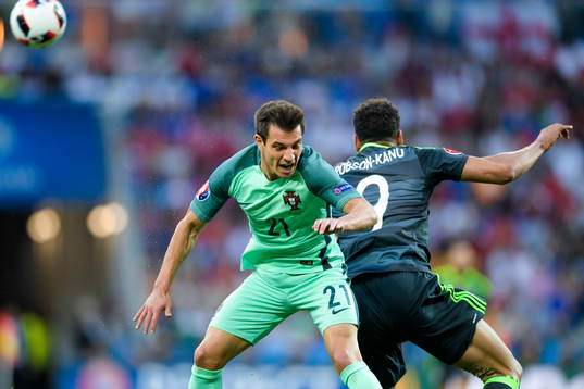 Portugals Cedric och Wales Hal Robson-Kanu