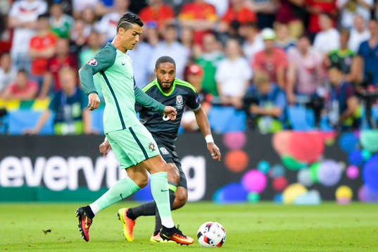 Portugals Cristiano Ronaldo och Wales Neil Taylor