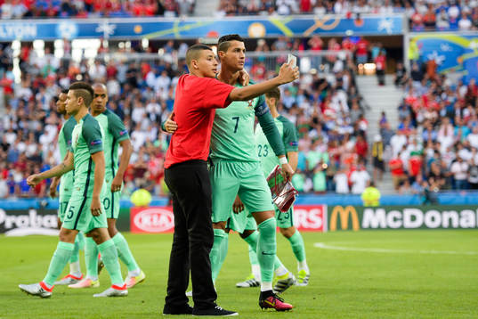 Planstormare tar en selfie med Portugals Cristiano Ronaldo