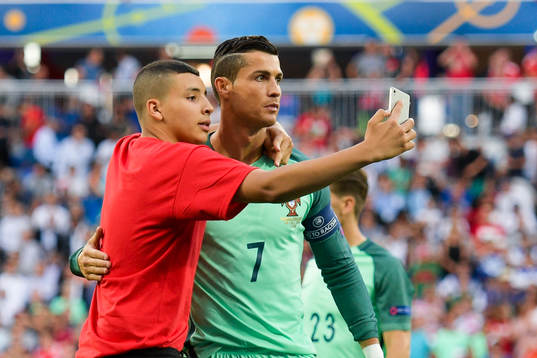 Planstormare tar en selfie med Portugals Cristiano Ronaldo