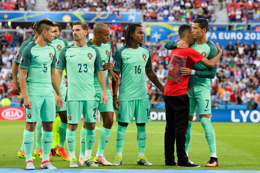 Planstormare tar en selfie med Portugals Cristiano Ronaldo