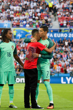 Planstormare tar en selfie med Portugals Cristiano Ronaldo
