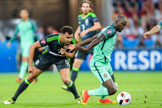 Wales George Williams och Portugals Joao Mario