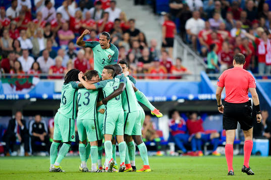 Portugals Bruno Alves  jublar med lagkamraterna bredvid