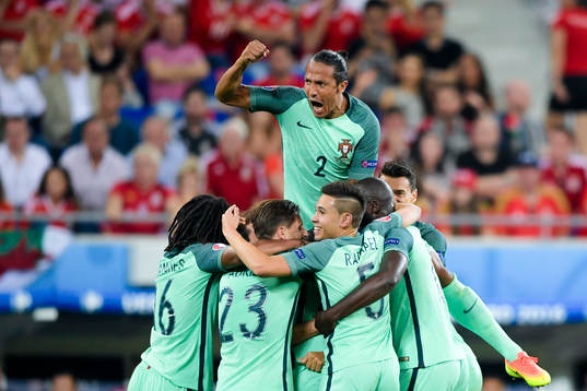 Portugals Bruno Alves  jublar med lagkamraterna