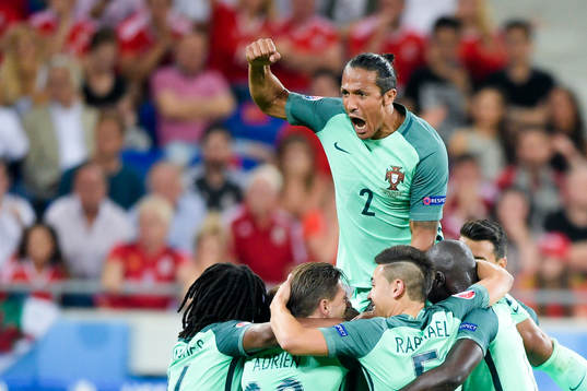 Portugals Bruno Alves  jublar med lagkamraterna