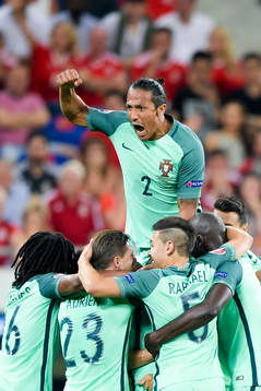 Portugals Bruno Alves  jublar med lagkamraterna