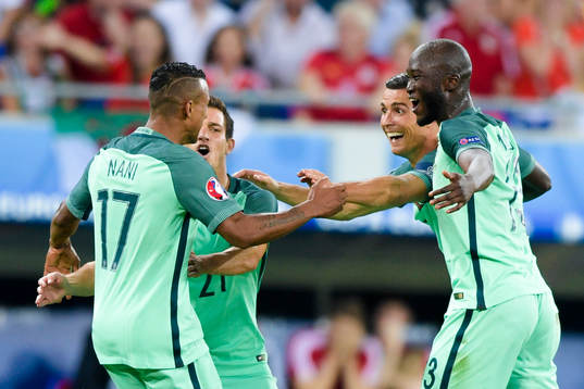 Portugals Cedric , Danilo och Cristiano Ronaldo jublar