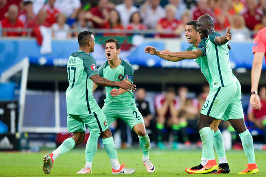 Portugals Cedric , Danilo och Cristiano Ronaldo jublar