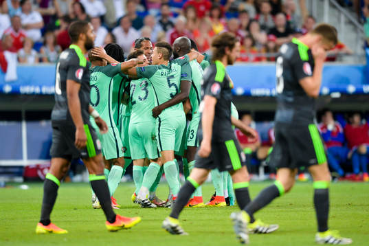 Portugals spelare jublar