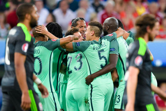 Portugals spelare jublar