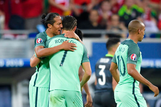 Portugals Bruno Alves och Cristiano Ronaldo jublar