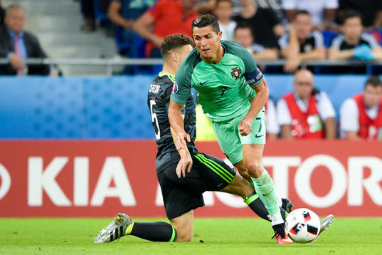 Wales James Chester och Portugals Cristiano Ronaldo
