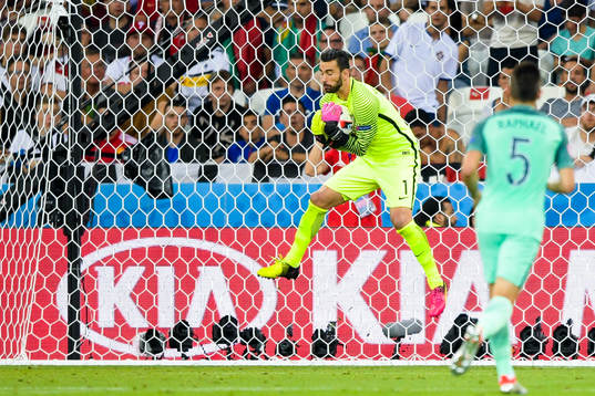 Portugals målvakt Rui Patricio räddar skott